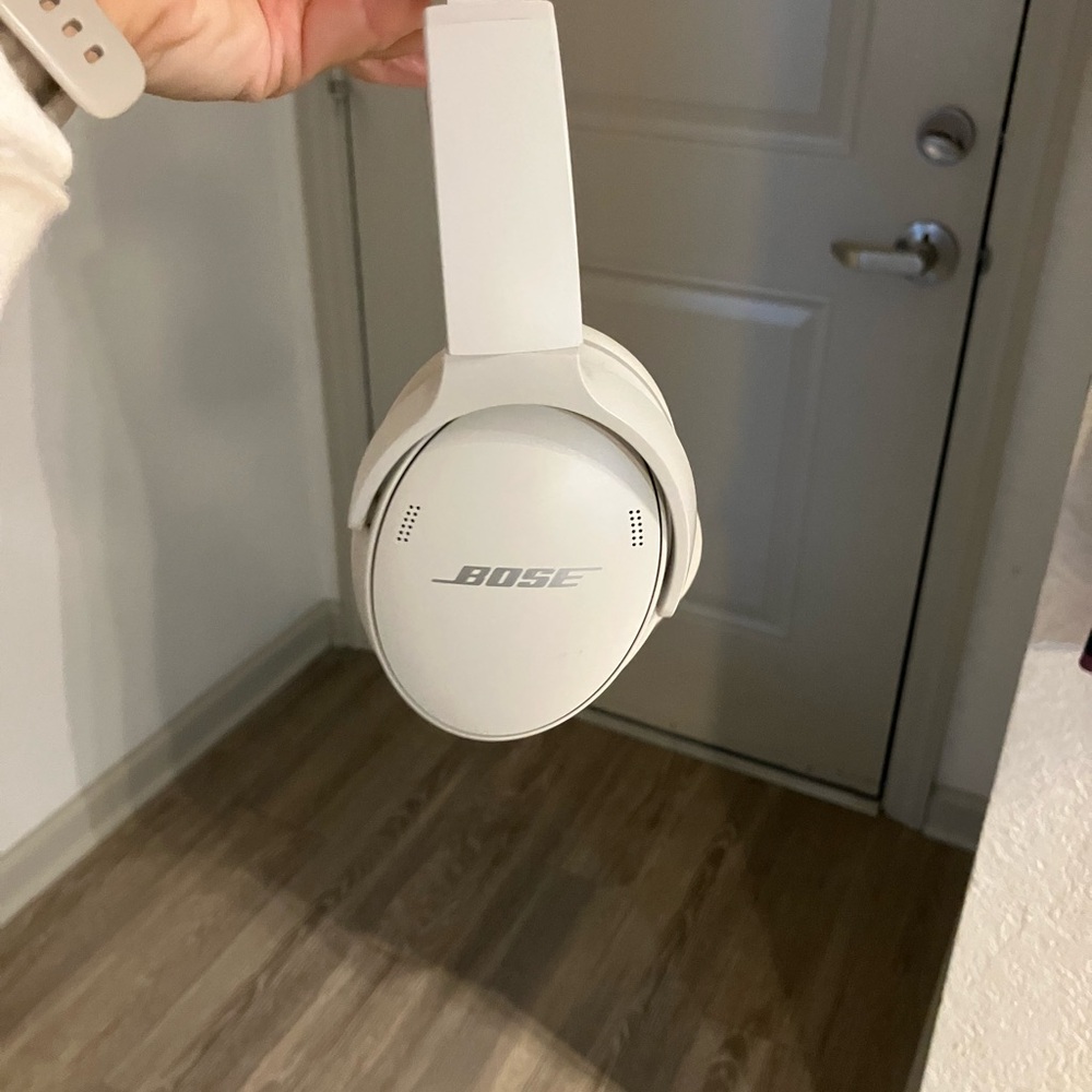 Bose quietcomfort headphones, like new with charger cord